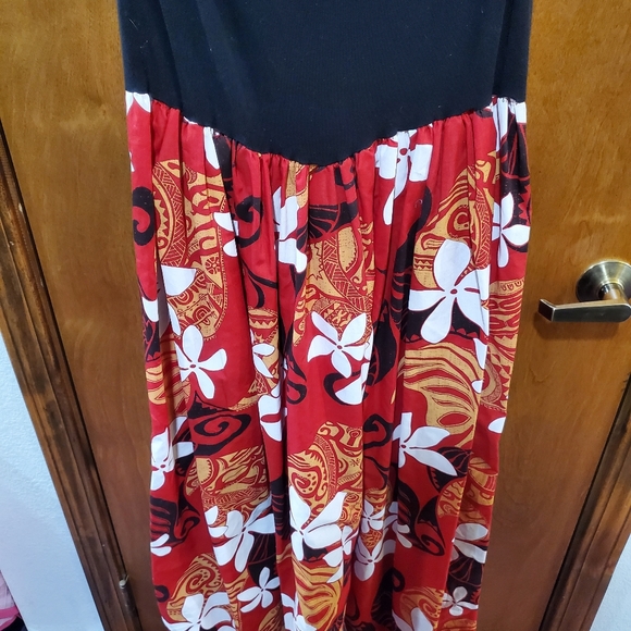 Beautiful Hawaiian Style Dress - Picture 2 of 4
